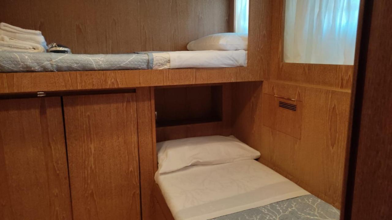 Boat & Breakfast Lucretia, Luxury Yacht Hotel Àrbatax Exterior photo