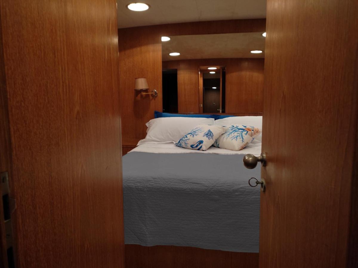 Boat & Breakfast Lucretia, Luxury Yacht Hotel Àrbatax Exterior photo