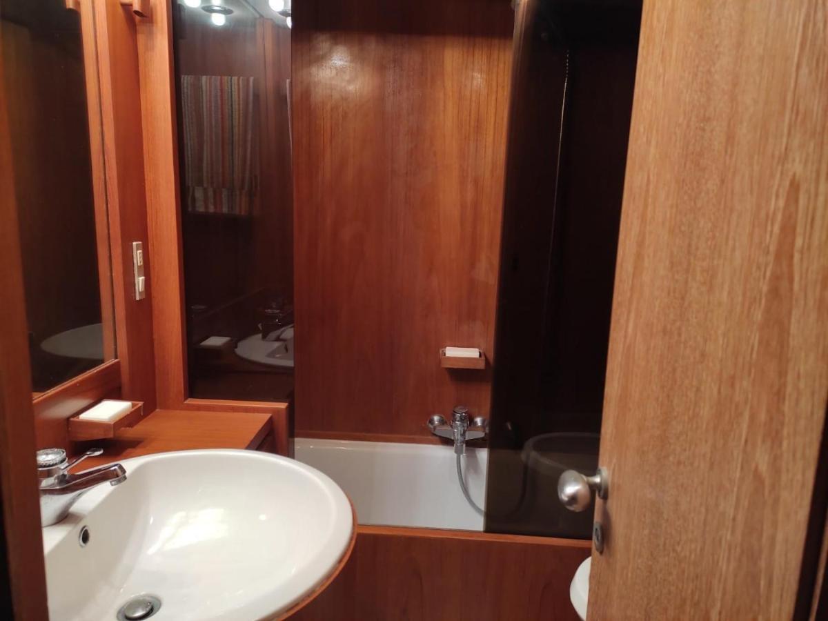 Boat & Breakfast Lucretia, Luxury Yacht Hotel Àrbatax Exterior photo