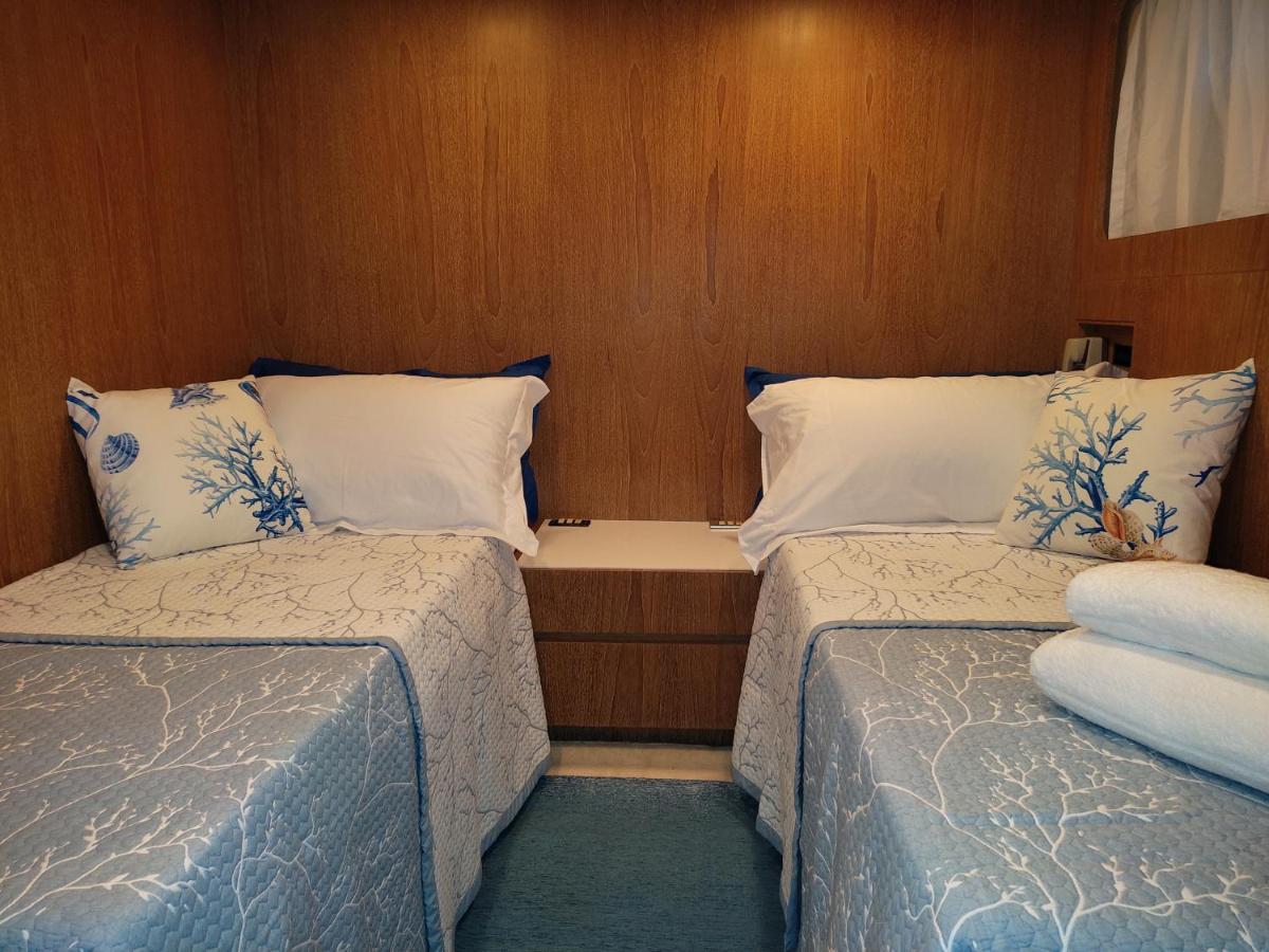 Boat & Breakfast Lucretia, Luxury Yacht Hotel Àrbatax Exterior photo