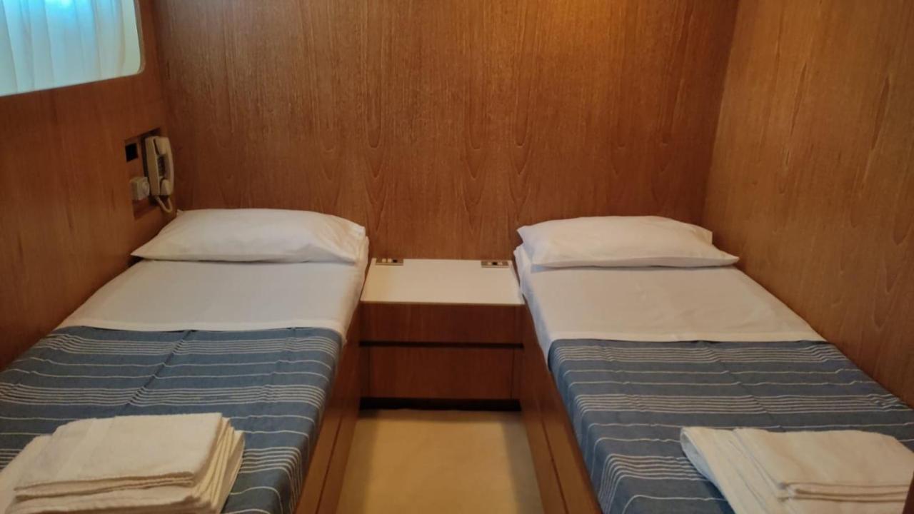 Boat & Breakfast Lucretia, Luxury Yacht Hotel Àrbatax Exterior photo