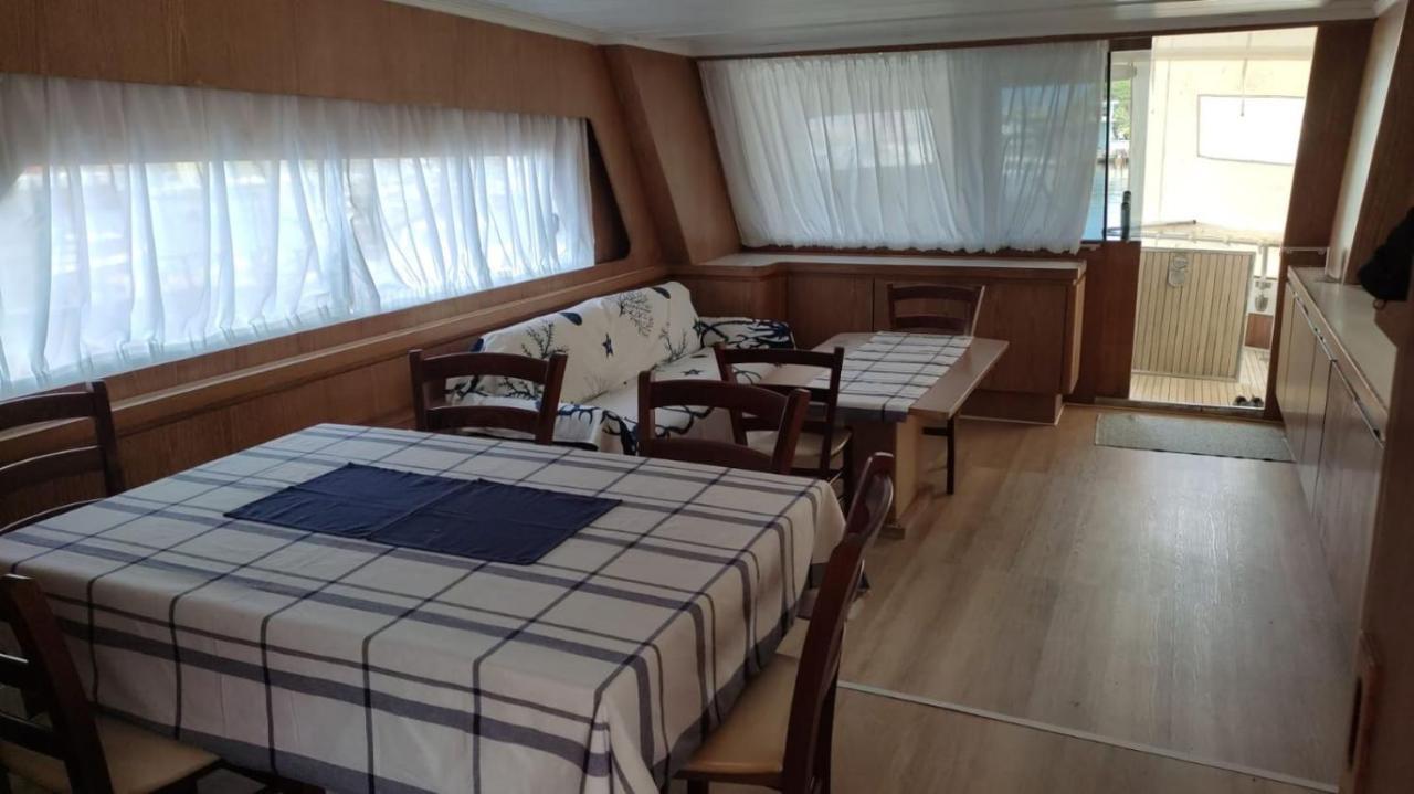 Boat & Breakfast Lucretia, Luxury Yacht Hotel Àrbatax Exterior photo