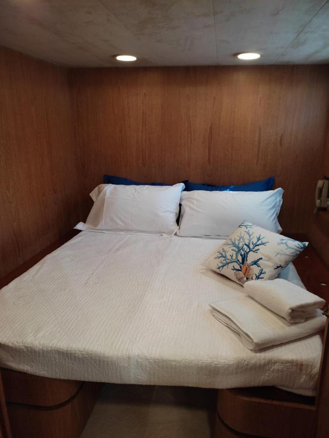 Boat & Breakfast Lucretia, Luxury Yacht Hotel Àrbatax Exterior photo